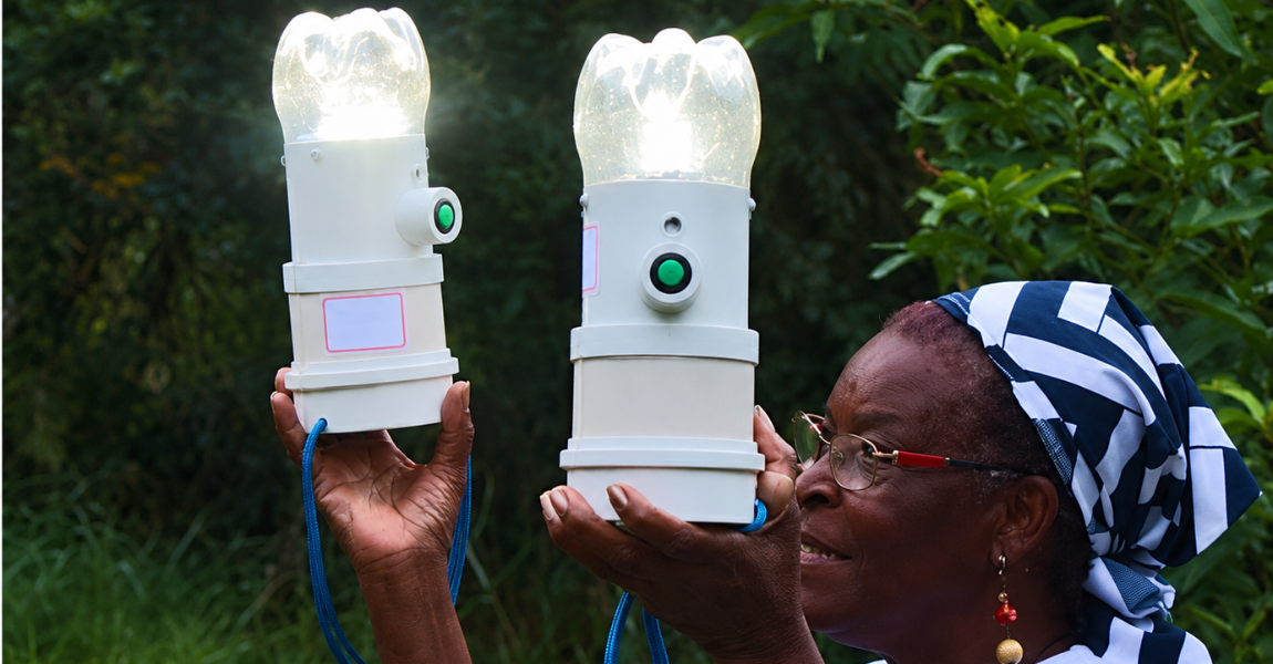 Lámparas solares que llevan iluminación sostenible a una comunidad de Río de Janeiro junto a Litro de Luz.